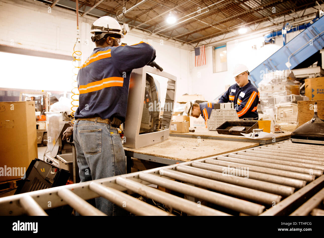 Männliche Arbeitnehmer in Recyclinganlage arbeiten Stockfoto