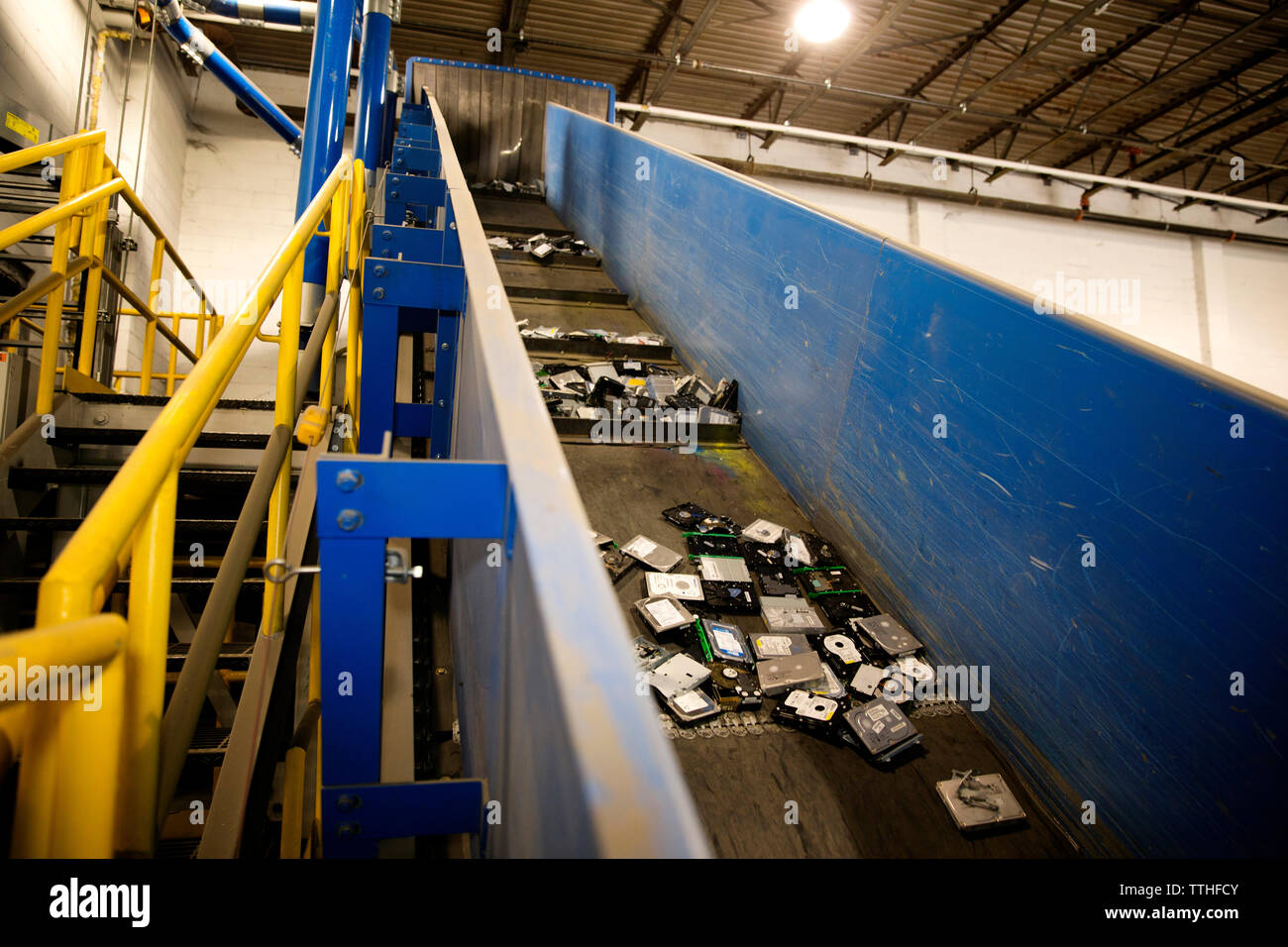 Low Angle View von Geräten am Förderband in Recyclinganlage Stockfoto