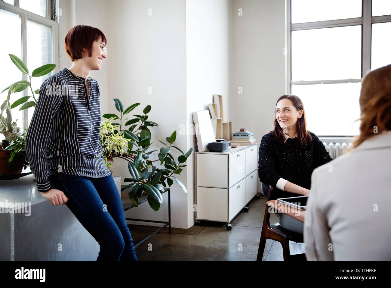 Weibliche Kollegen in Diskussion in kreative Büro Stockfoto