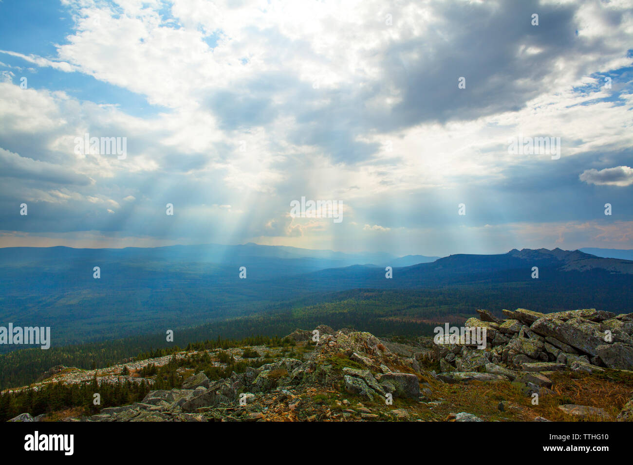 Malerische Aussicht auf die Berge gegen bewölktem Himmel Stockfoto