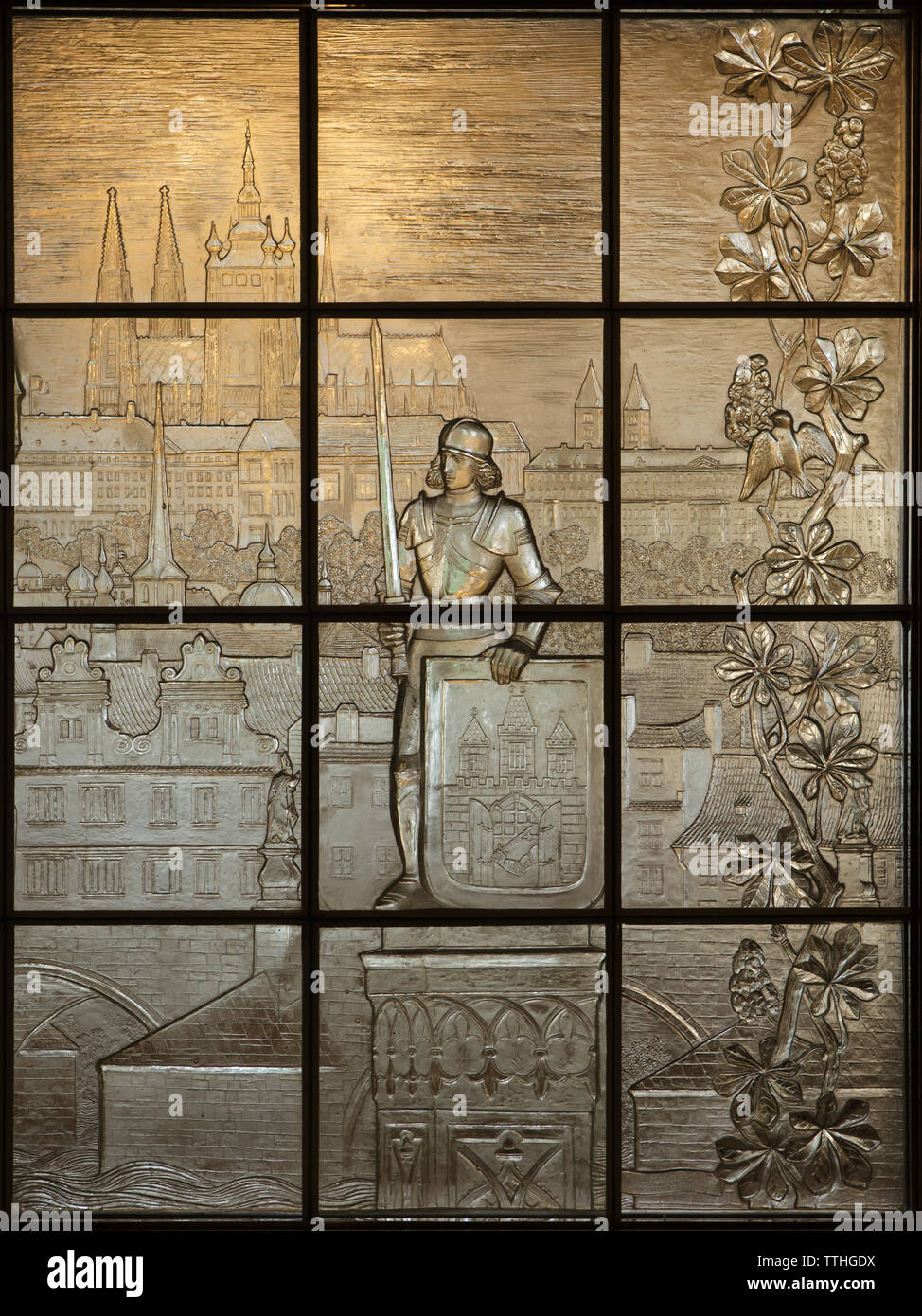 Statue von Bruncvík entworfen von Tschechischen Bildhauer Ludvík Šimek (1884) in die Glasscheibe' Bruncvík" entworfen von Tschechischen Glaskünstler Jaroslava Brychtová Schöpfer Zahradníková und Vilém Dostrasil (1955) im Hotel International in Dejvice Viertel in Prag, Tschechische Republik. Das Hotel mit der Stalinistischen Architektur inspiriert wurde von tschechischen Architekten František Jeřábek 1952-1956 konzipiert und gebaut. Stockfoto