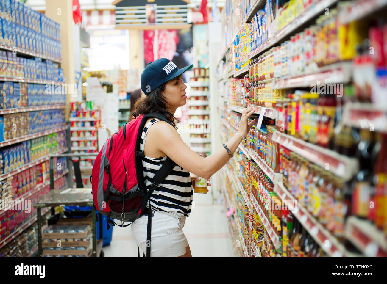 Seitenansicht der Frau kaufen Lebensmittel im Supermarkt Stockfoto