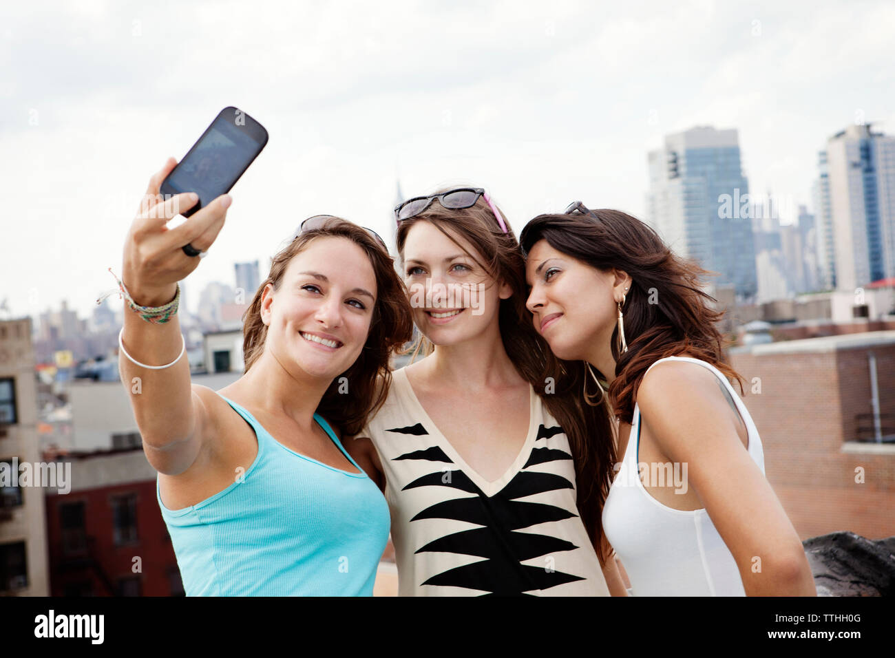 Gerne Freunde unter selfie auf Gebäude Terrasse Stockfoto