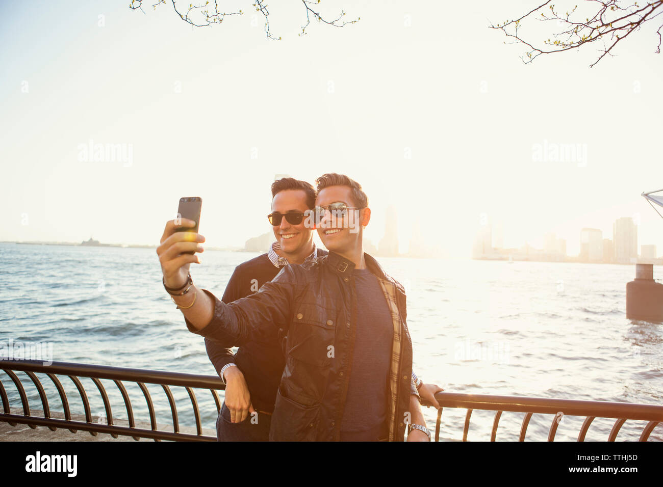 Homosexuelle Paare, die selfie auf Handy während der Fluß Stockfoto