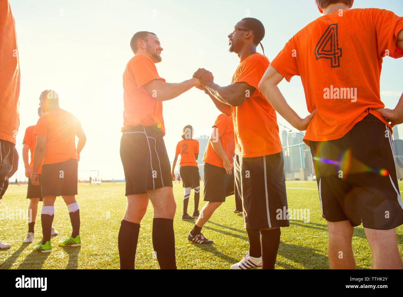 Happy Soccer Team auf dem Feld während der sonnigen Tag Stockfoto