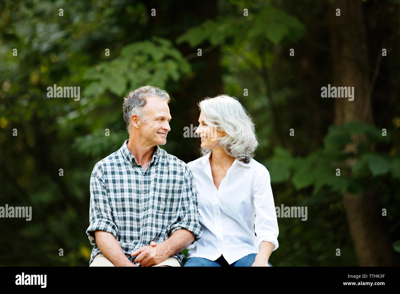 Romantische senior Paar im Wald sitzen Stockfoto