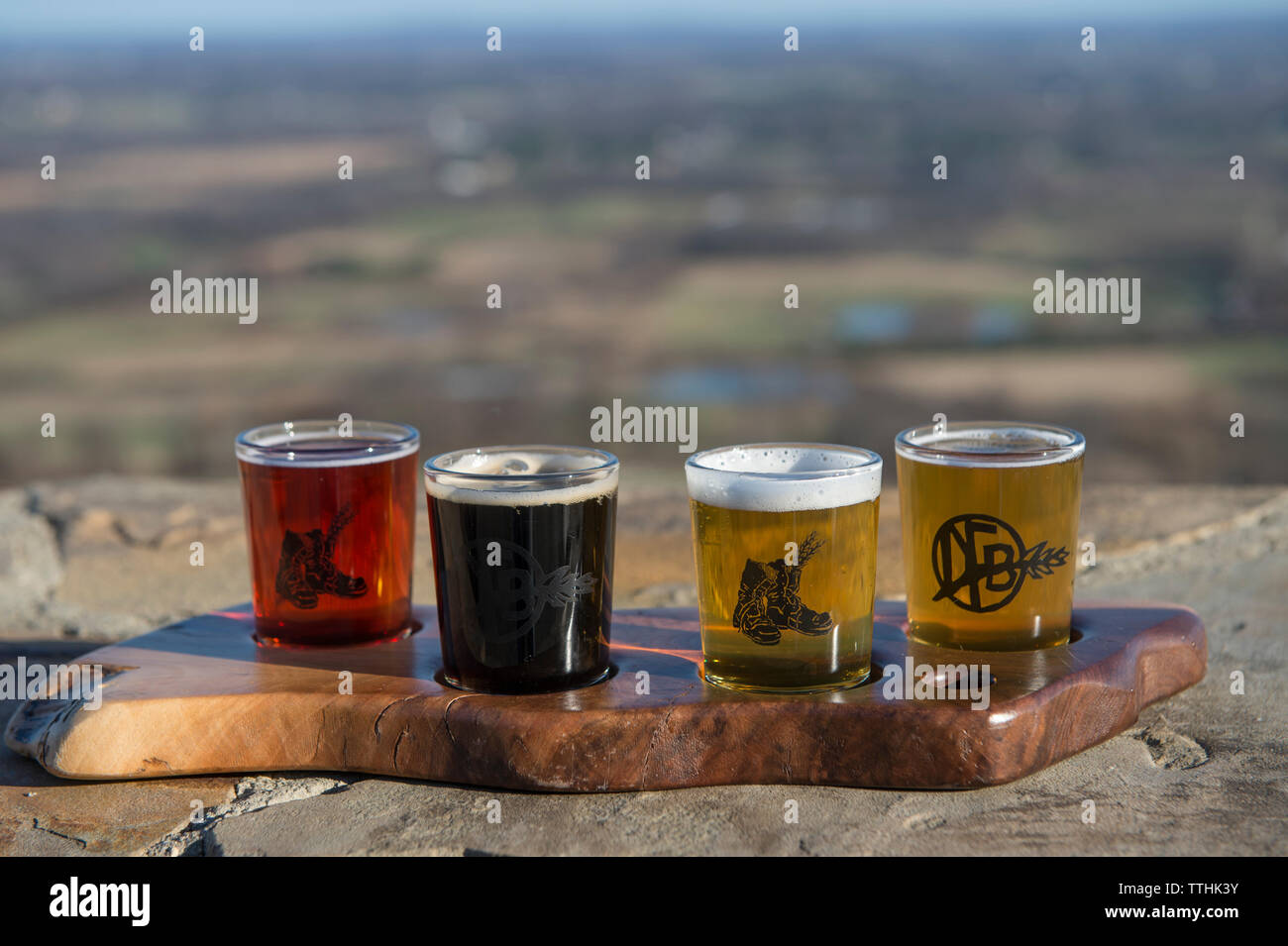 UNITED STATES - Dezember 7, 2015: Ein sampler Platte mit Bier an Schmutz Farm Brauen. In den Blue Ridge Mountains 1 Meile außerhalb des Dorfes Blau Verschachtelt Stockfoto