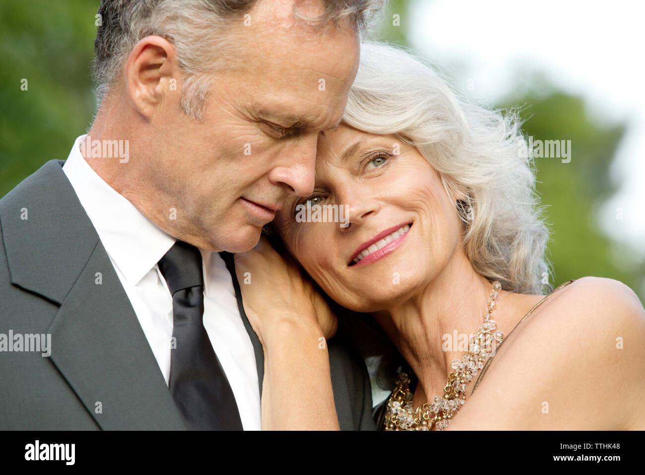 Close-up gerne ältere Frau, die auf der Schulter des Mannes Stockfoto