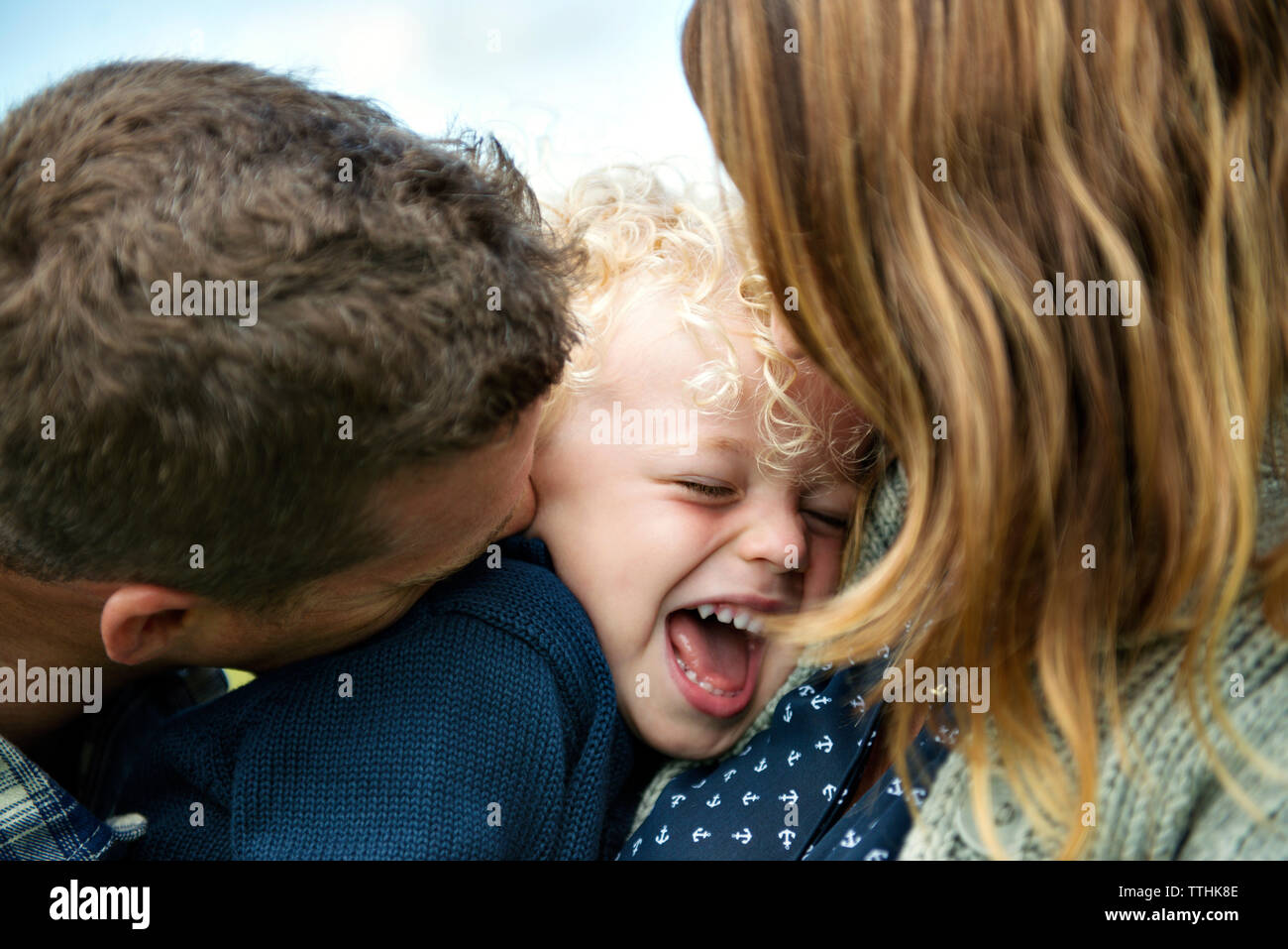 In der Nähe von Eltern umarmt glücklich Sohn Stockfoto