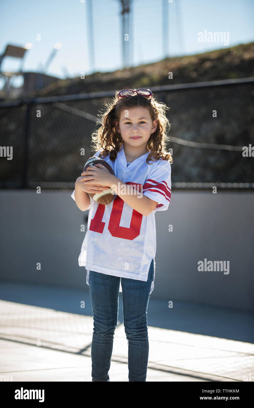 Portrait von Mädchen, dass Fußball an einem sonnigen Tag Stockfoto