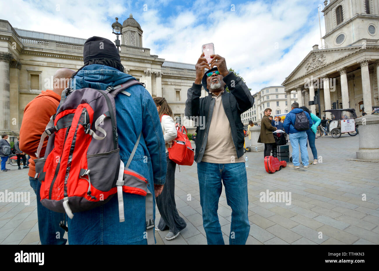 London, England, UK. Ältere West indischen Mann einen selfie in Trafalgar Square Stockfoto