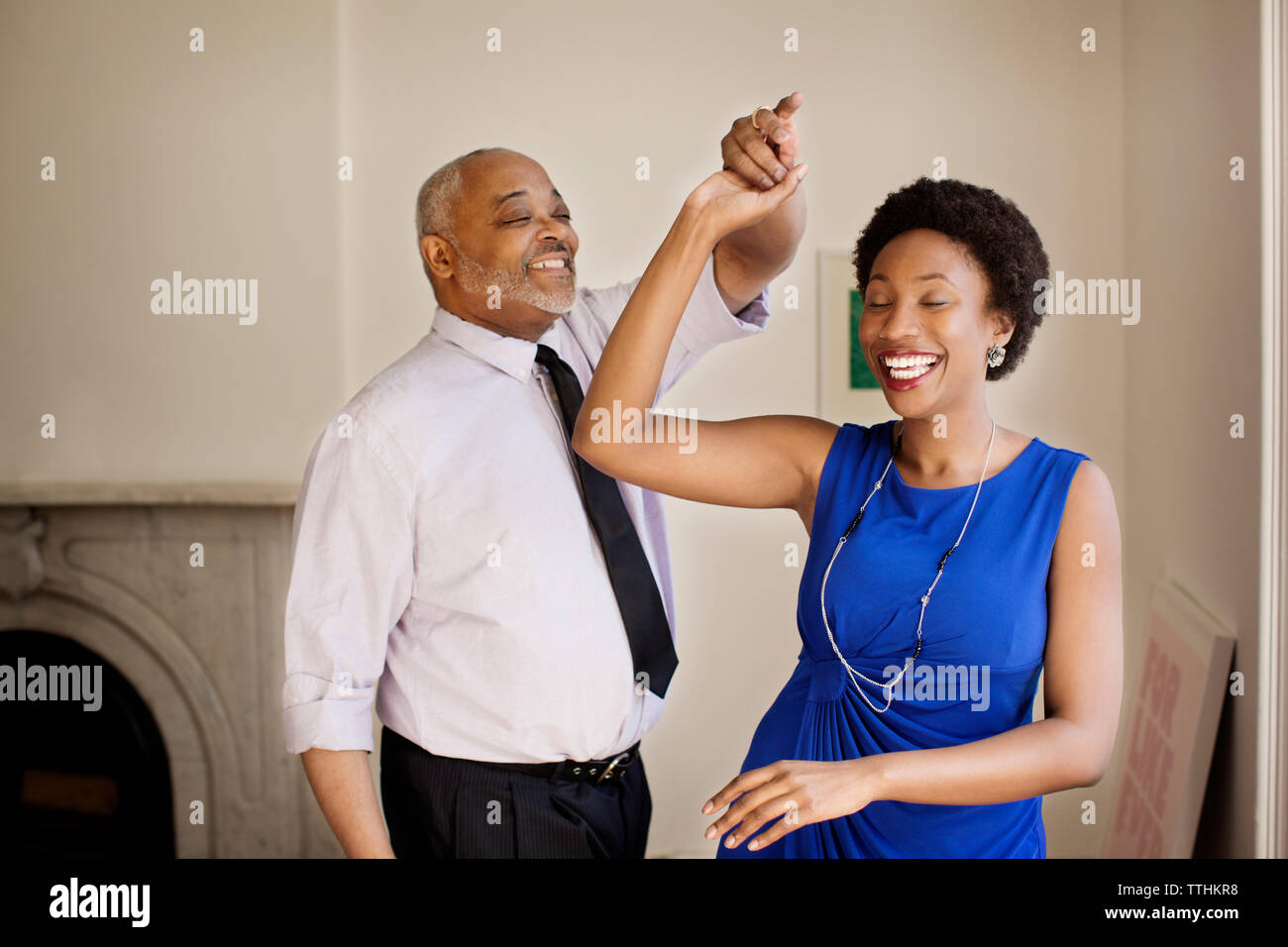 Glückliche Tochter und Vater tanzen zu Hause Stockfoto