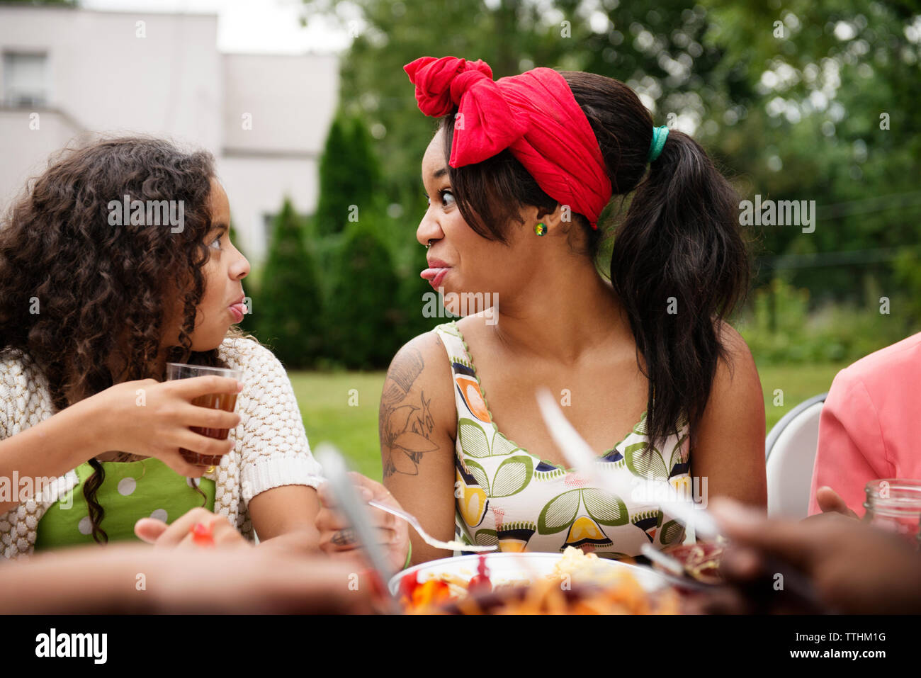 Weibliche Freunde auf einem Picknicktisch Stockfoto