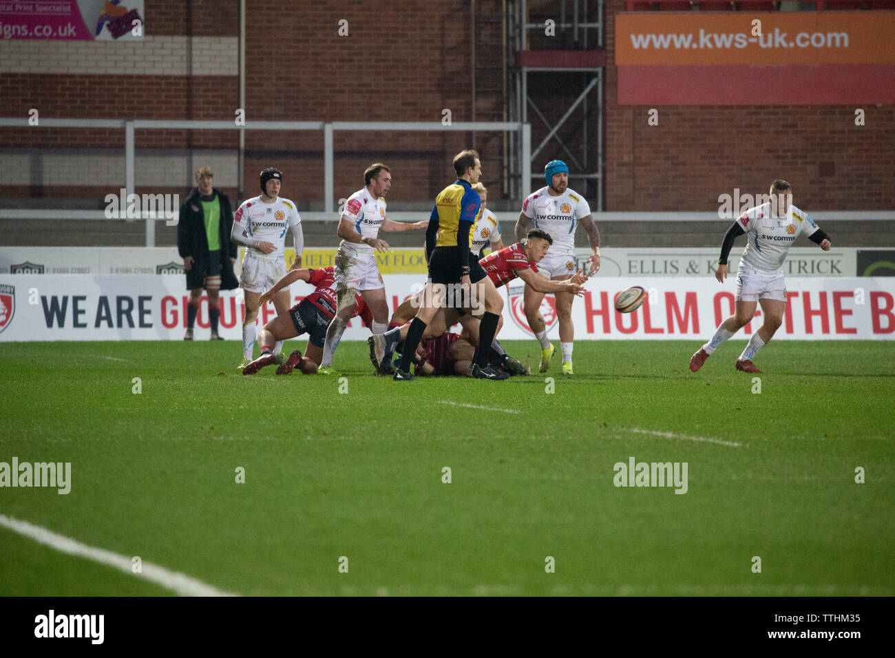 Scrum Hälfte, Charlie Chapman gibt die Kugel von einem Ruck gegen Exeter Chiefs 2 Kader Kingsholm Stadion, Gloucester, Großbritannien Stockfoto
