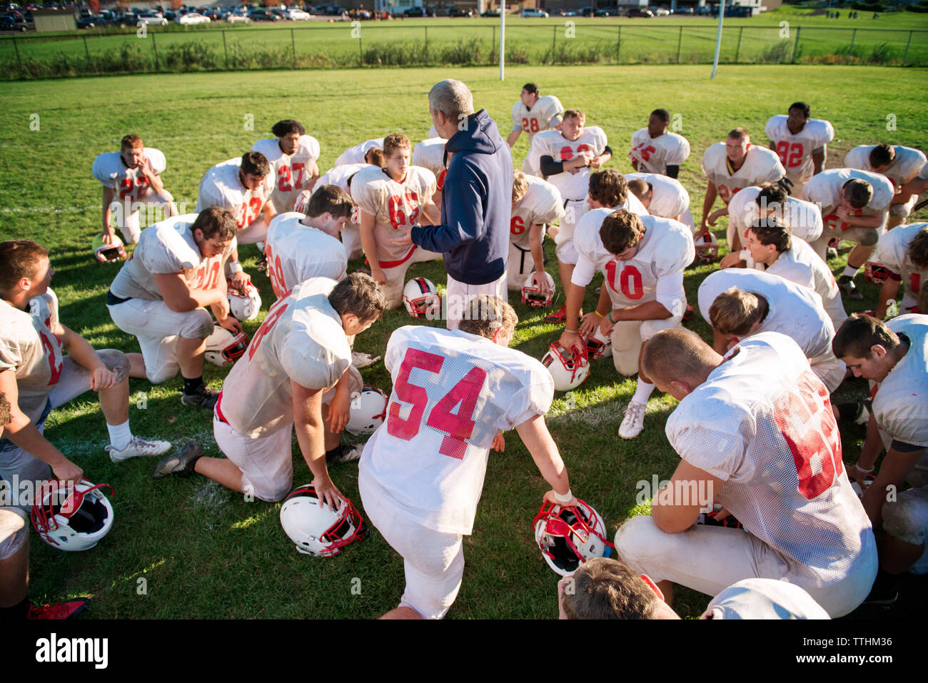 Hohe Betrachtungswinkel von Coach Ausbildung, die den Spielern auf American Football Feld Stockfoto