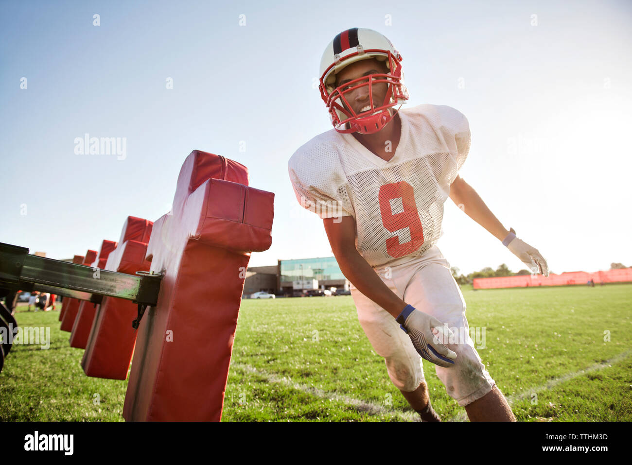 American football player Training auf Schlitten in das Feld Stockfoto