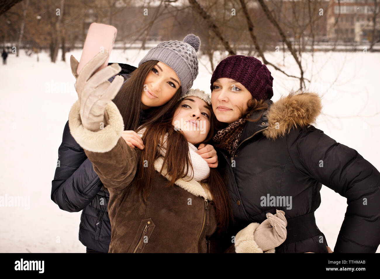 Frau unter selfie mit Freunden auf dem Feld im Winter Stockfoto