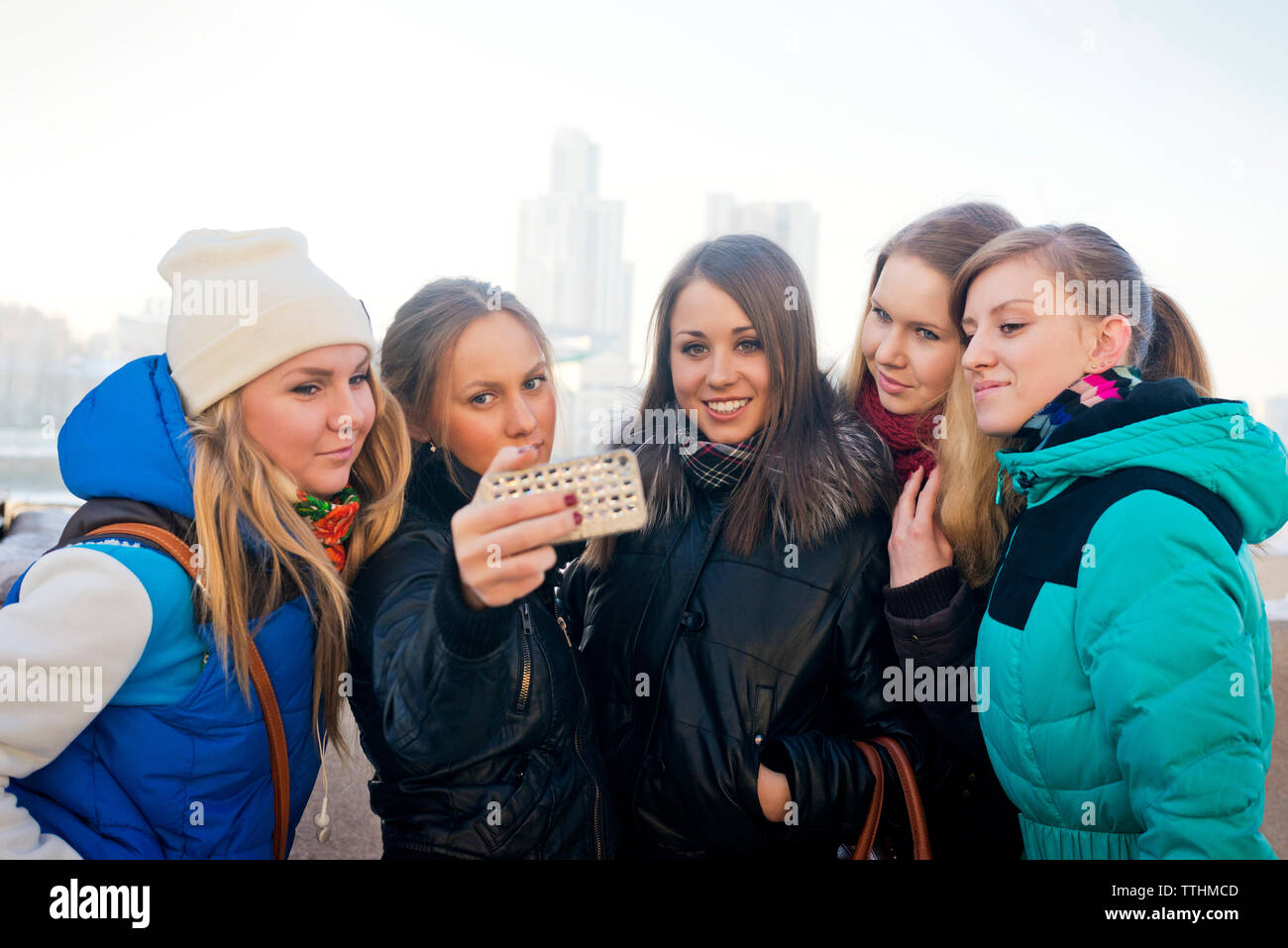 Frau unter selfie mit weiblichen Freunde im Winter Stockfoto