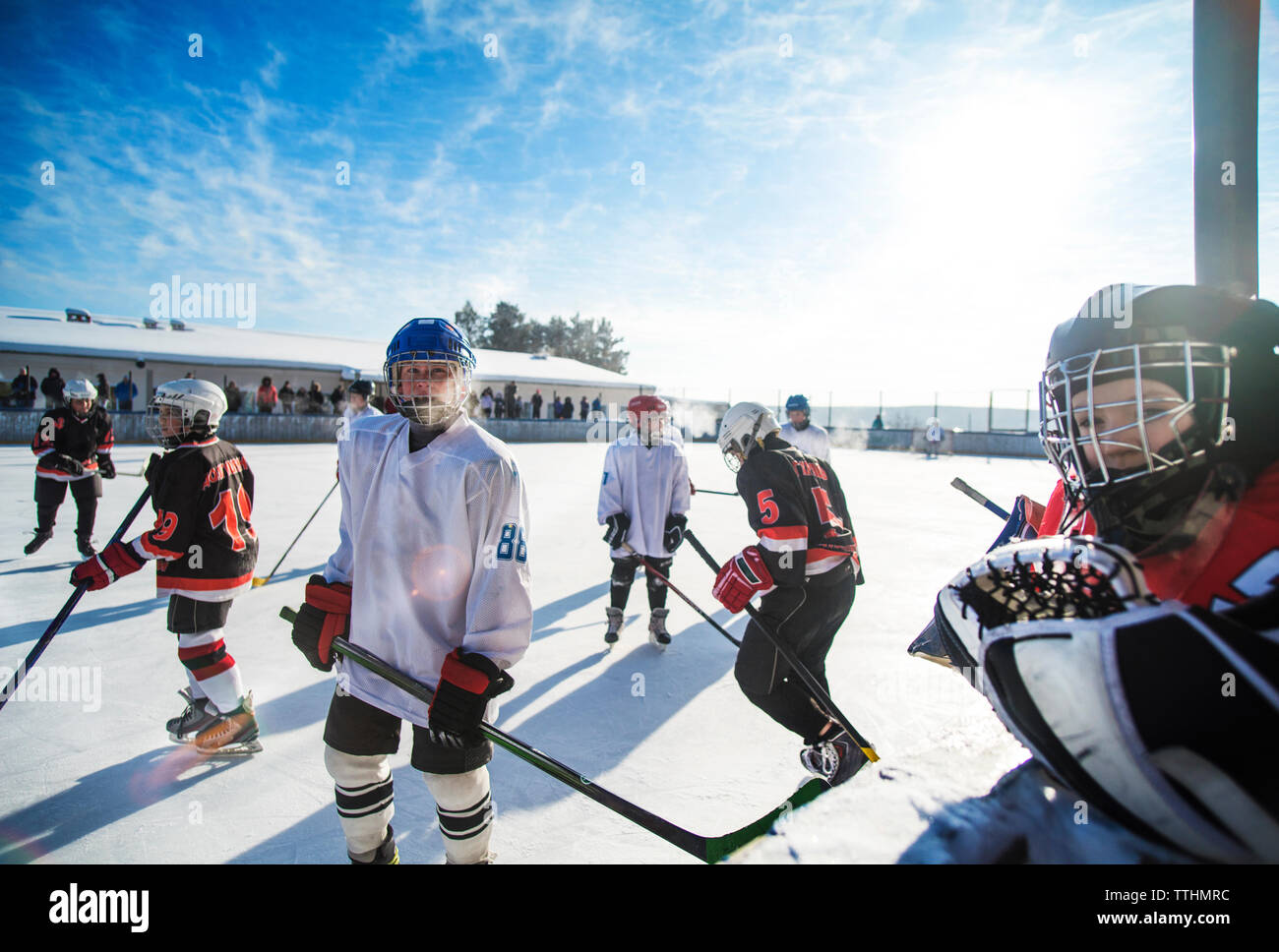Spieler Eishockey an einem sonnigen Tag Stockfoto