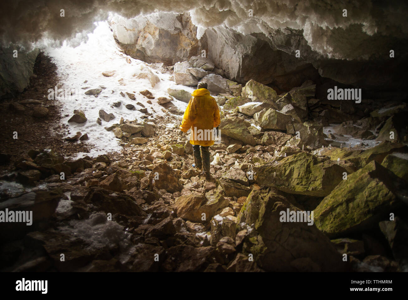 Ansicht der Rückseite des Wanderer wandern in der Höhle Stockfoto