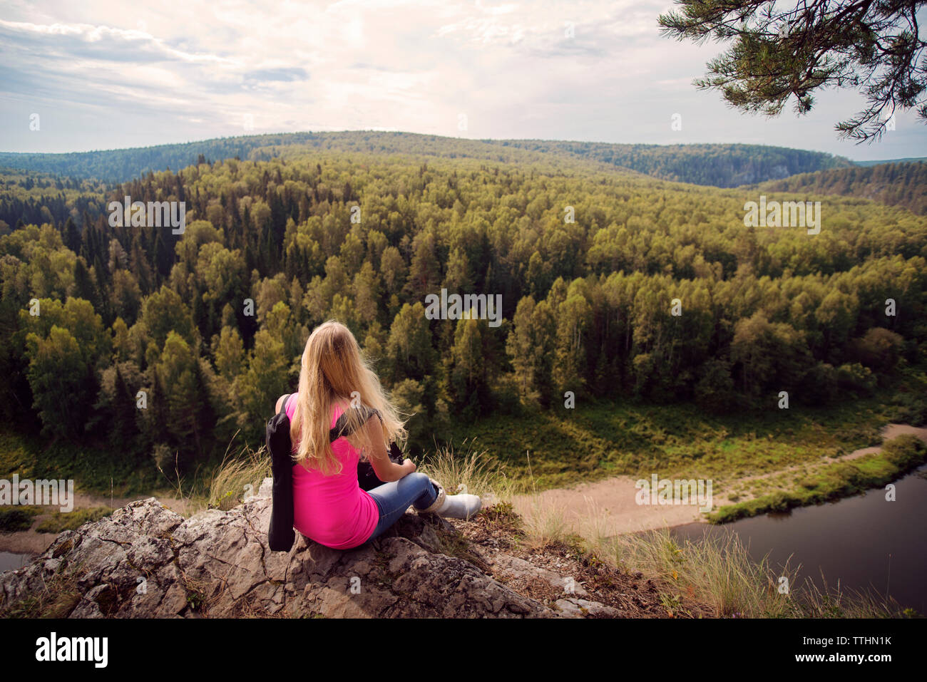 Ansicht der Rückseite Frau an Ansicht gegen bewölkter Himmel suchen Stockfoto