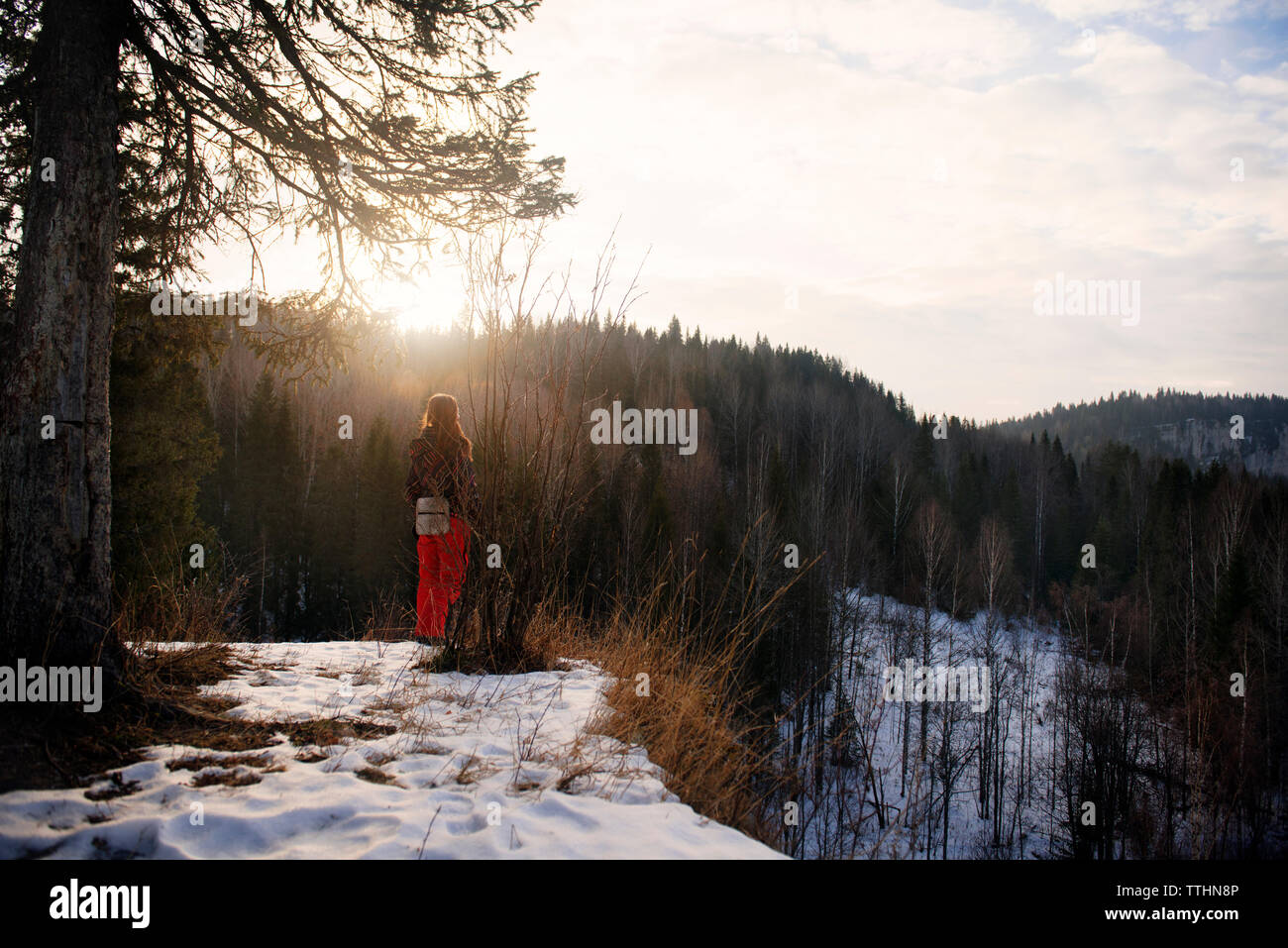 Frau, auf schneebedeckten Berg gegen bewölkter Himmel Stockfoto