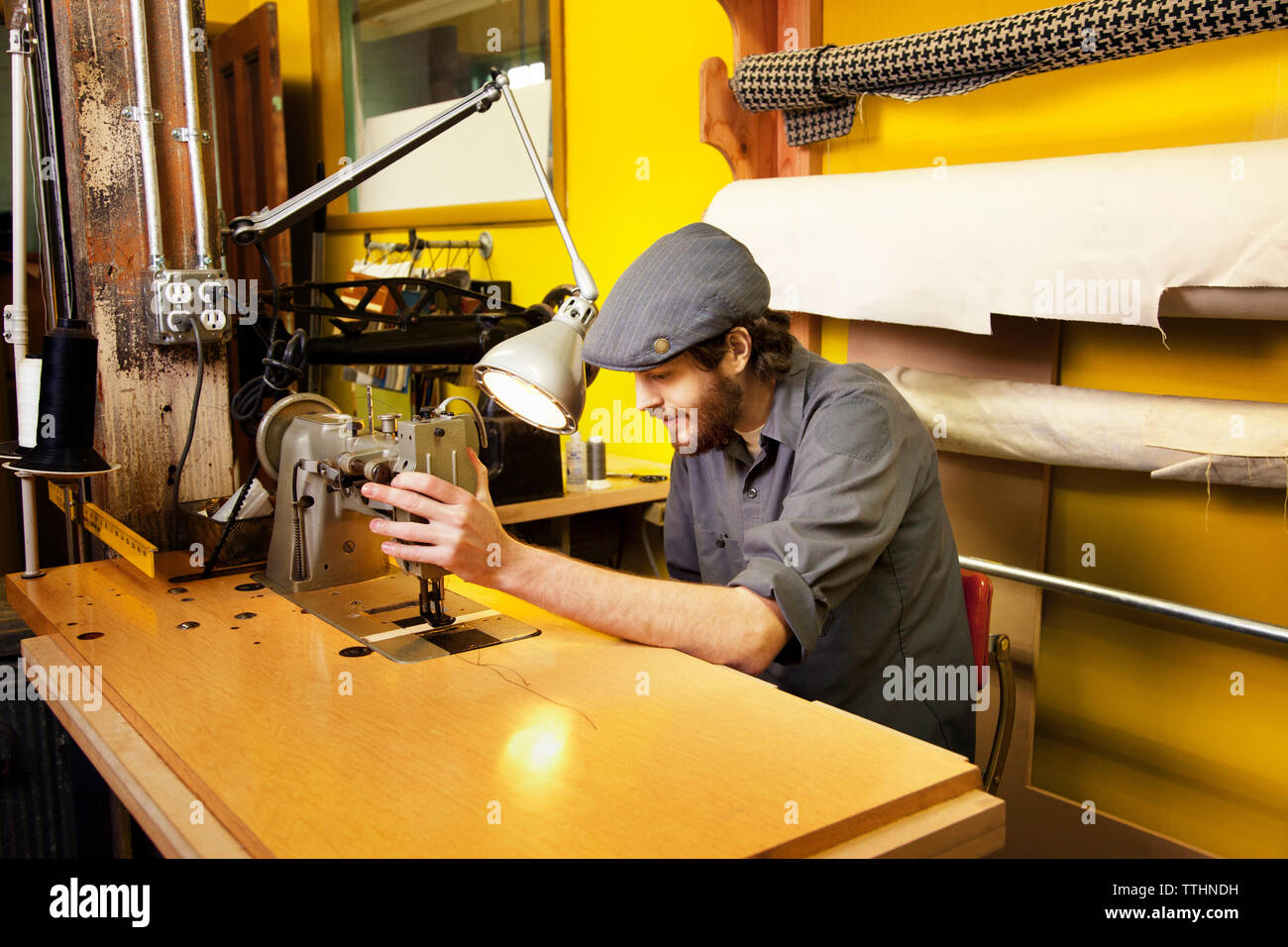 Seitenansicht mit Nähmaschine in der Werkstatt Mann Stockfoto