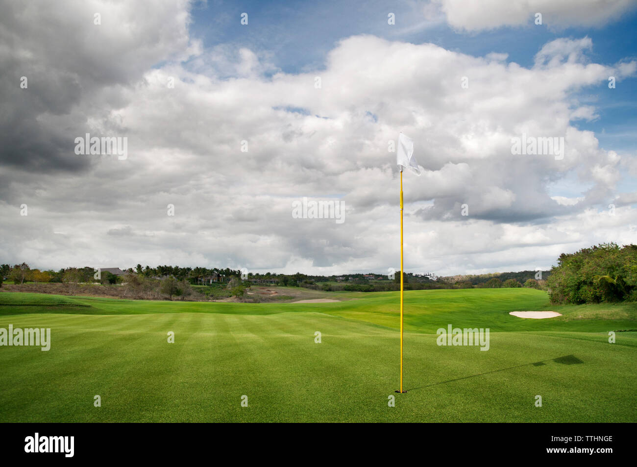 Malerischer Blick auf Golfplatz gegen bewölkter Himmel Stockfoto