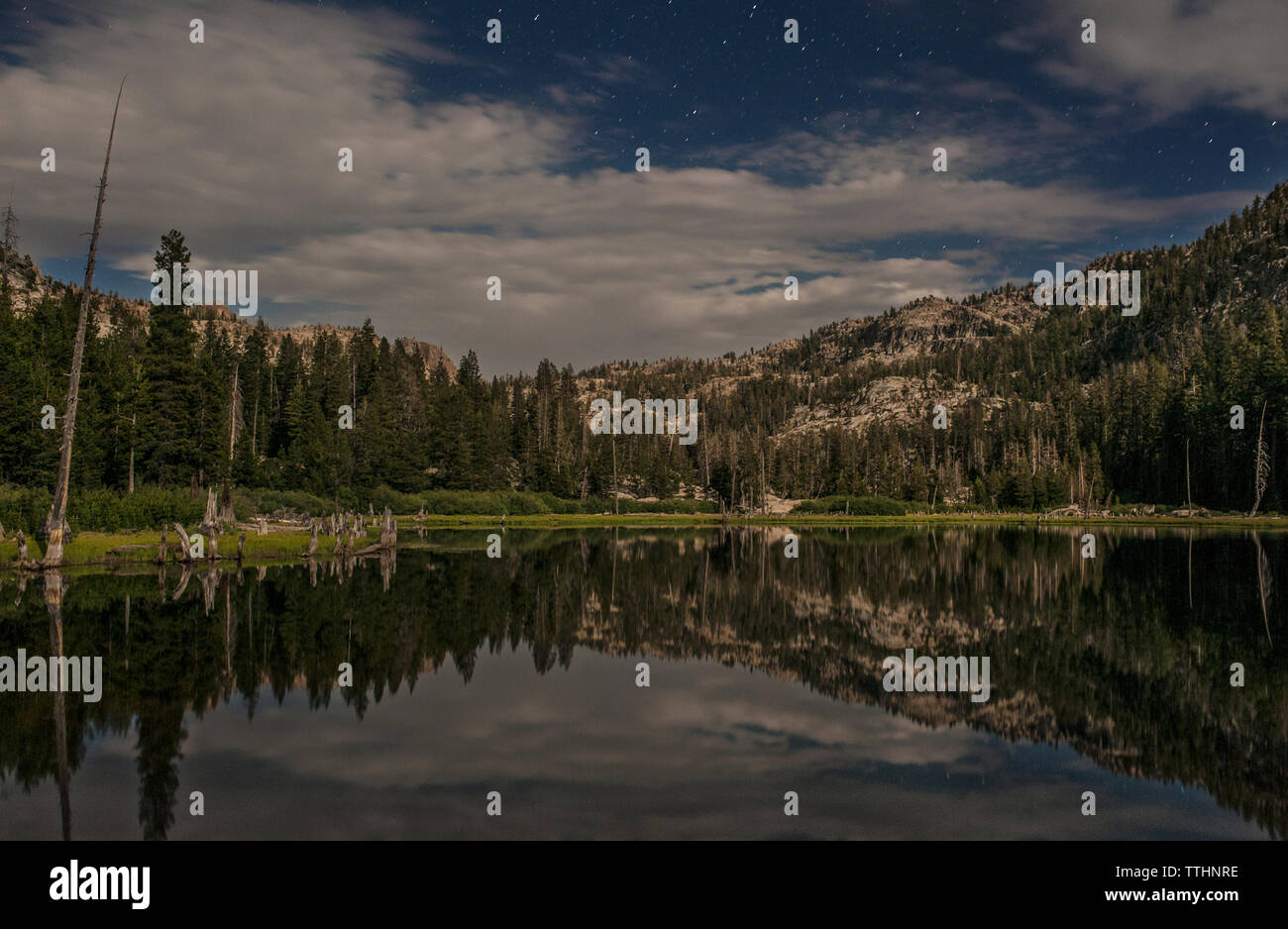 Malerischer Blick auf den See und die Berge gegen Sky Stockfoto