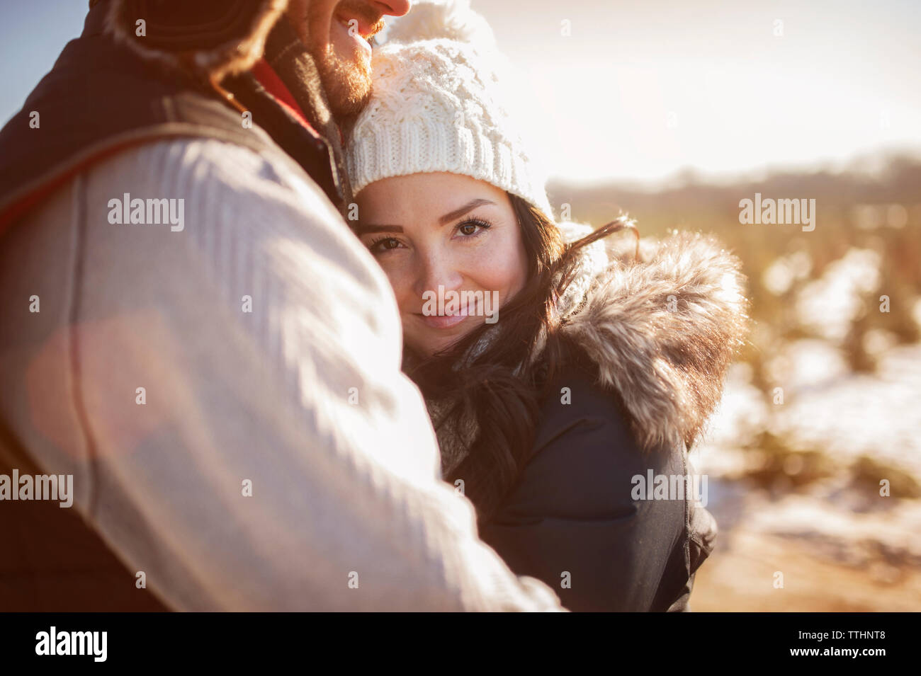 Nahaufnahme der glücklichen Paare, die auf dem Feld im Winter Stockfoto