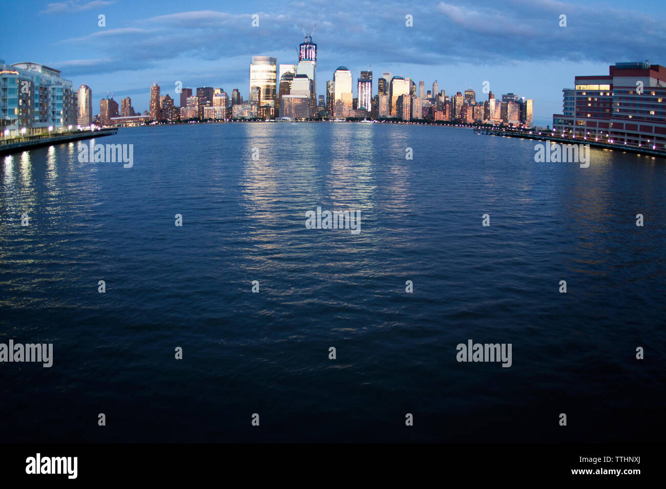 Blick auf den Hudson River gegen Skyline Stockfoto