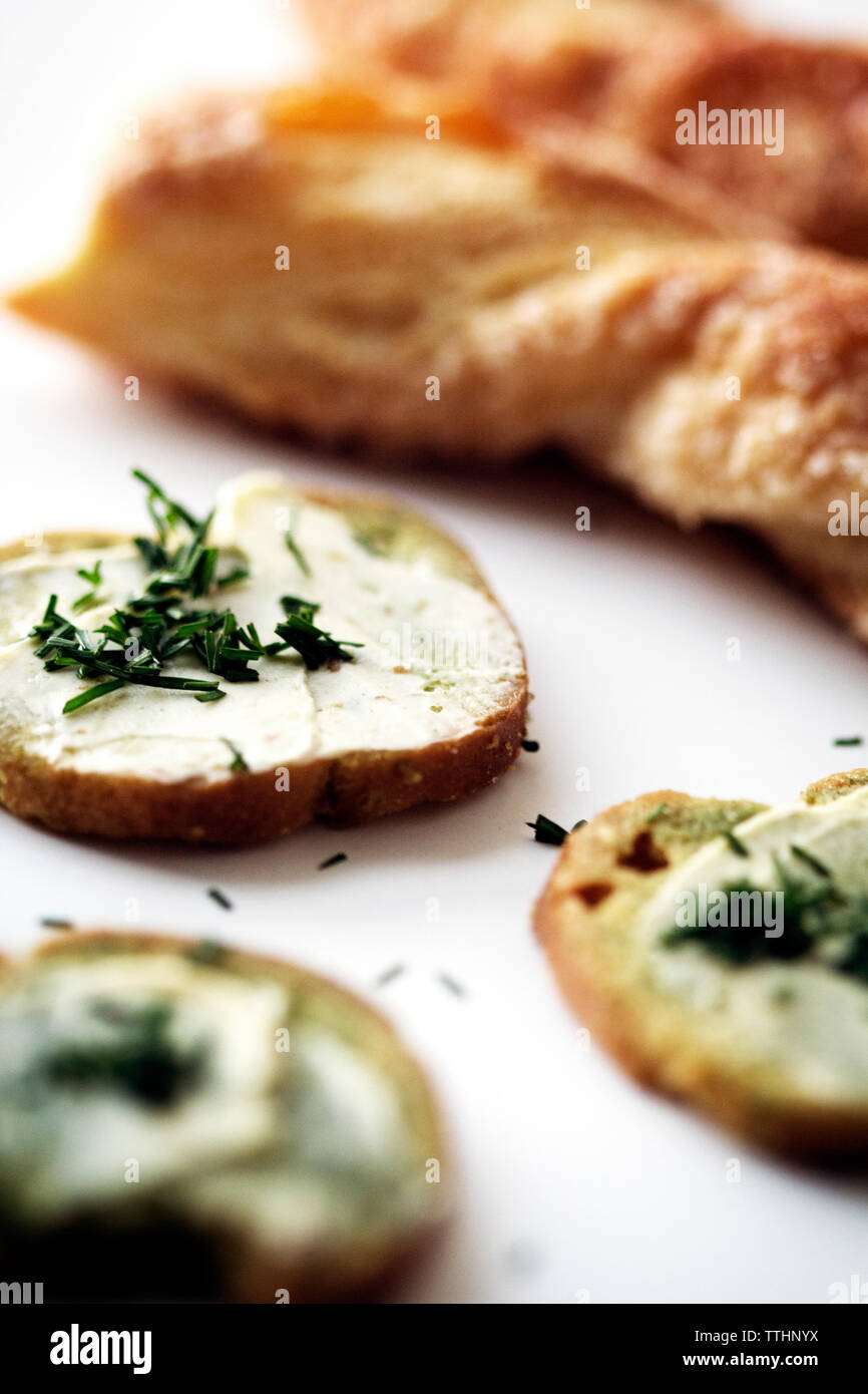 Hohe Betrachtungswinkel von Brot mit Butter auf dem Tisch Stockfoto