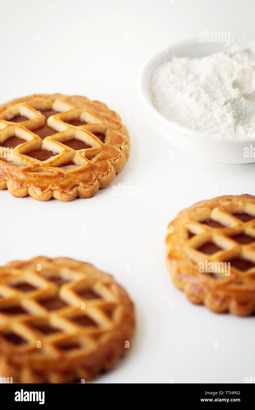 In der Nähe von Waffeln mit Mehl in Schüssel am Tisch Stockfoto