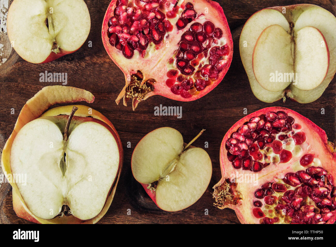 Ansicht von oben von Apple und Granatapfel auf Schneidebrett Stockfoto