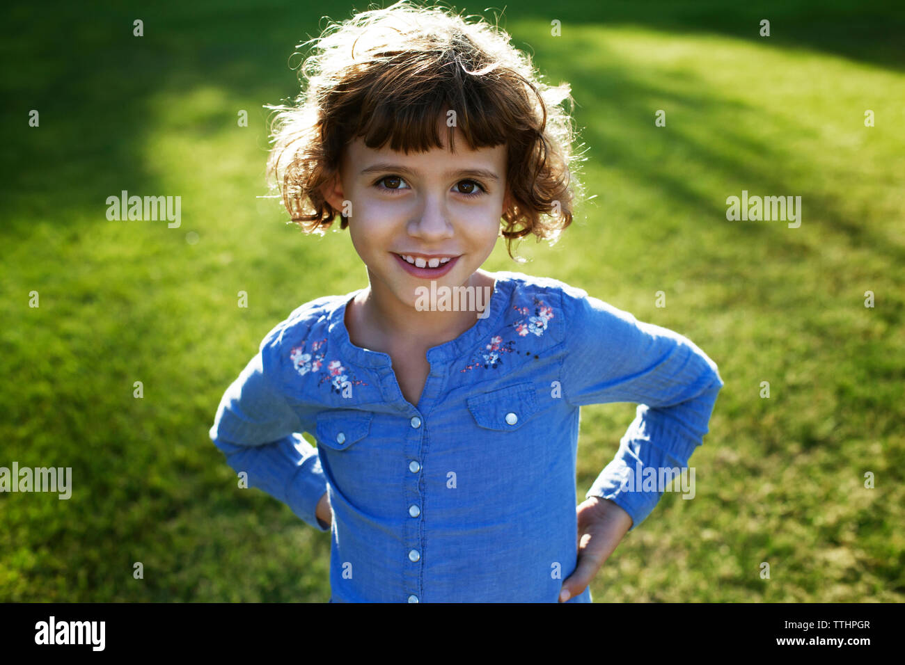 Portrait von stehendes Mädchen, Hände auf Hüfte im Park Stockfoto