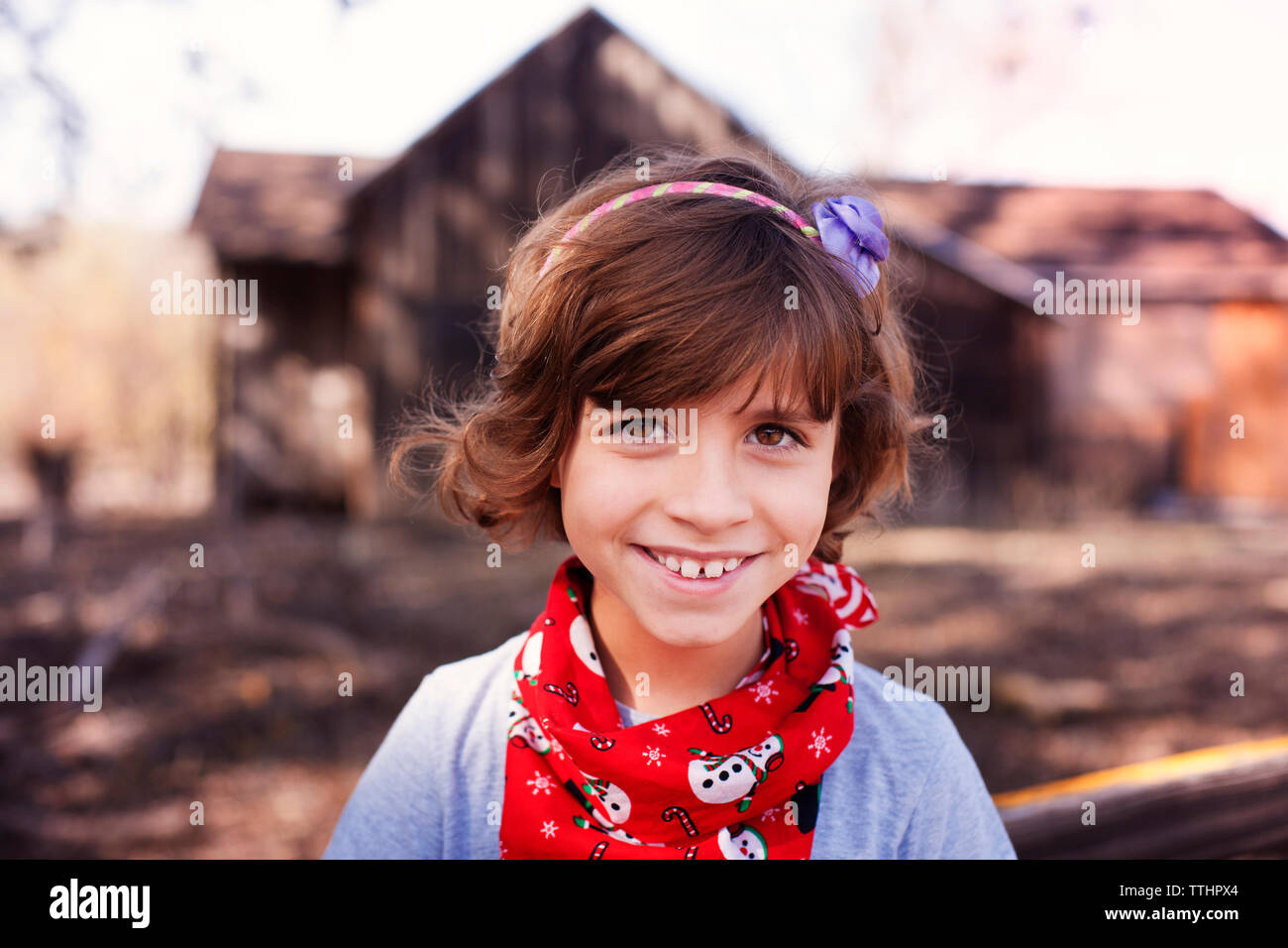 Portrait von fröhliches Mädchen stehend gegen Haus Stockfoto