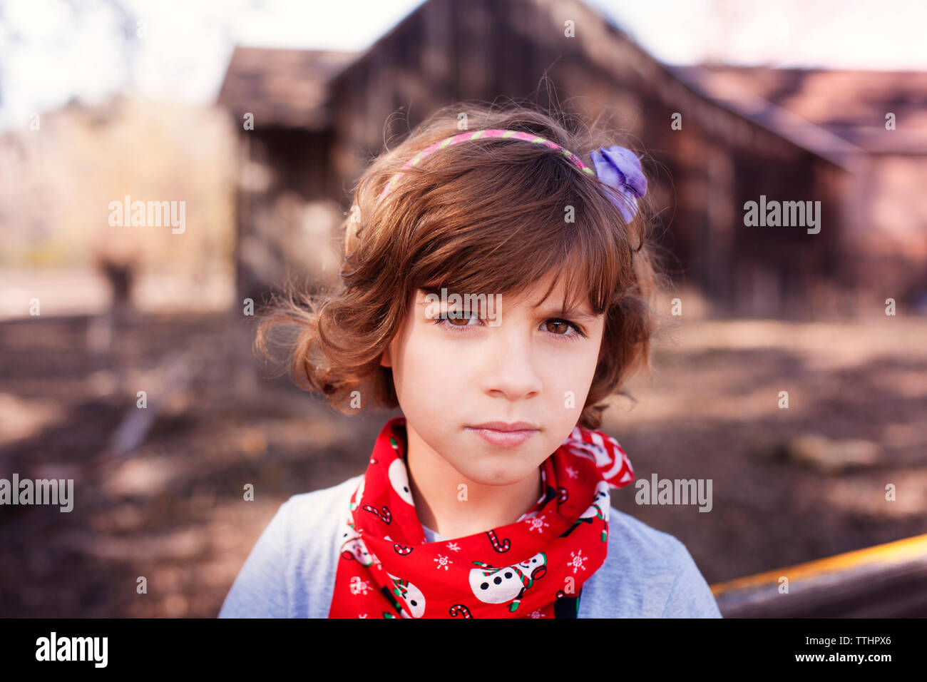 Portrait von Mädchen stehend gegen Haus Stockfoto