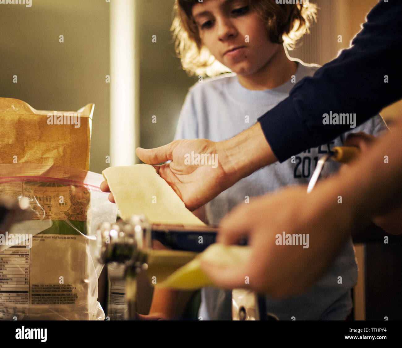 Vater und Tochter die Pasta zu Hause Stockfoto