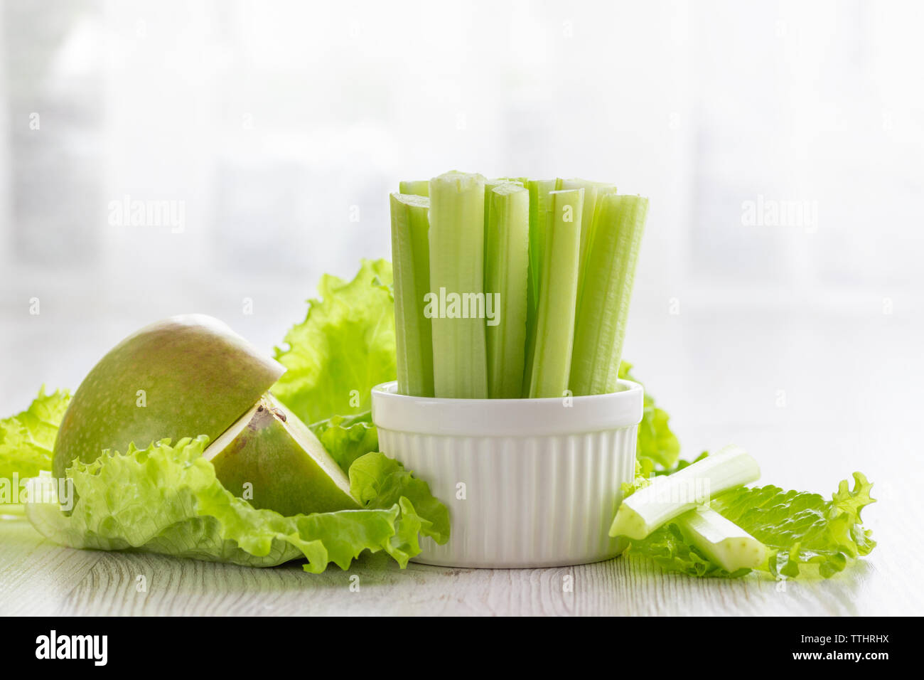 Vegetarische gesunde Ernährung Konzept. Grüne Sellerie, Kopfsalat Blätter und Aplle. Stockfoto