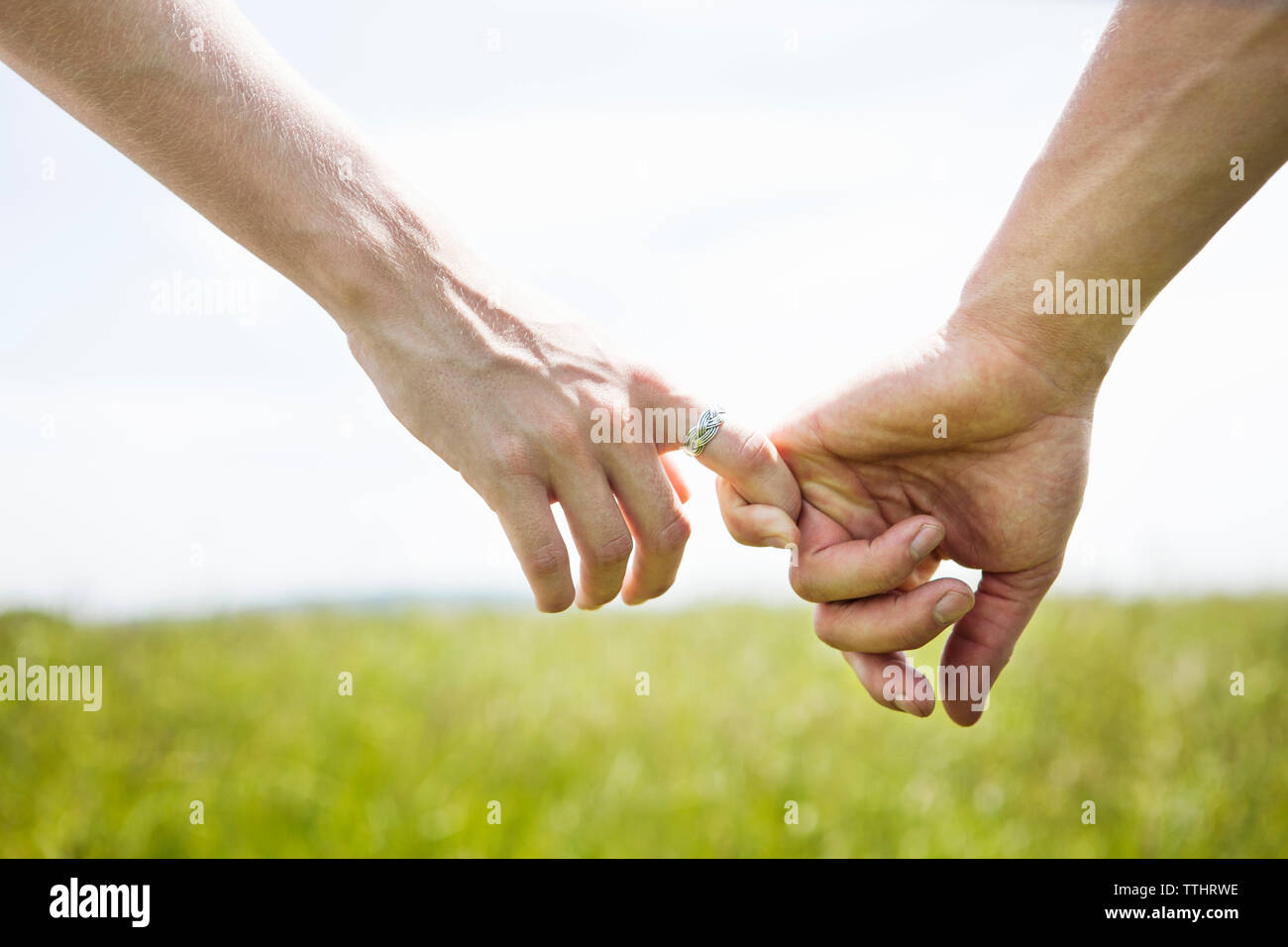 Zugeschnittenes Bild von Paar Hände halten Stockfoto