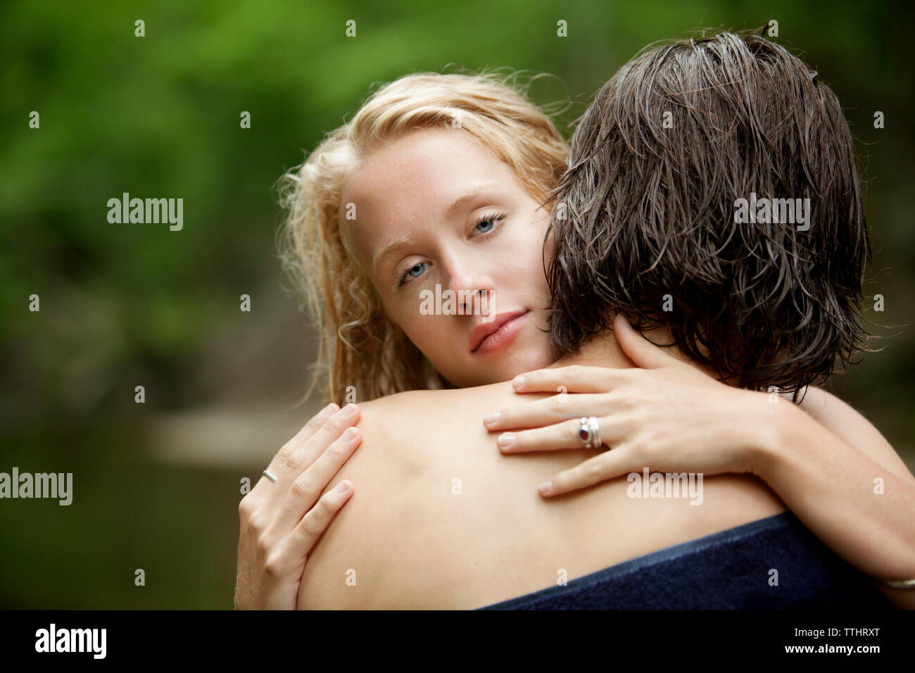 Portrait von einer Frau umarmt Mann Stockfoto