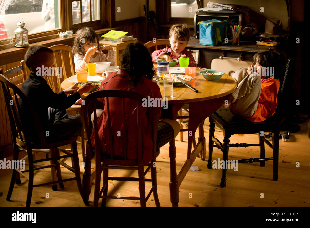 Freunde essen Frühstück am Esstisch zu Hause Stockfoto