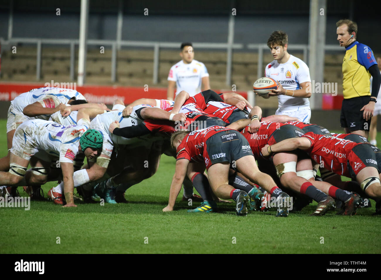 Exeter Scrum Hälfte wartet als Gloucester und Exeter Packs die Belastung am Kingsholm Stadion, Gloucester, Großbritannien Stockfoto