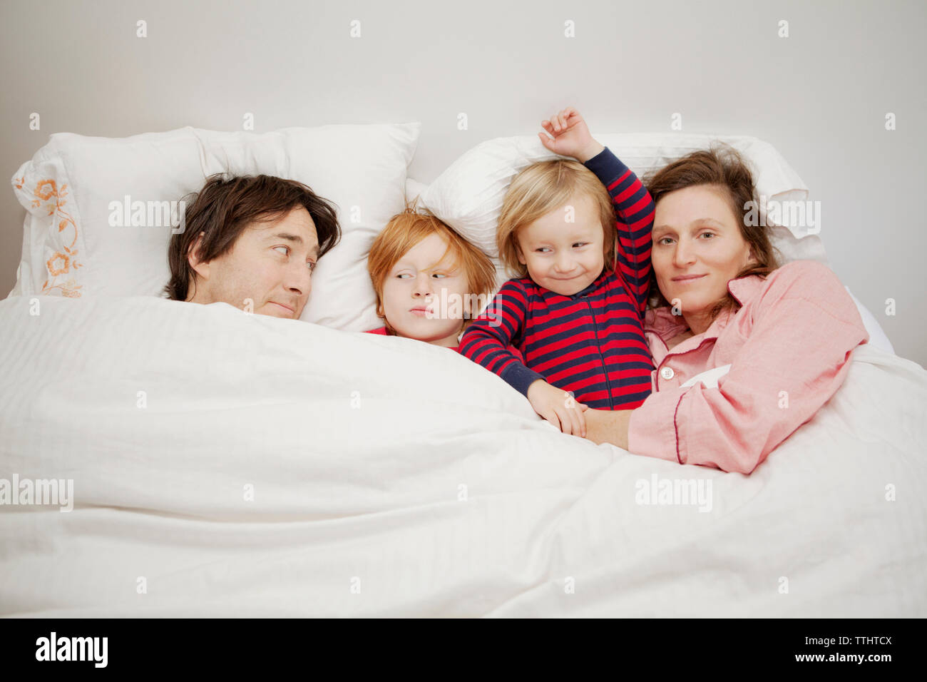Happy Family am Bett zu Hause liegen Stockfoto