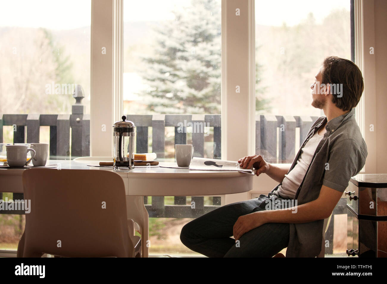 Mann weg, während am Stuhl von Tisch zu Hause sitzen Stockfoto