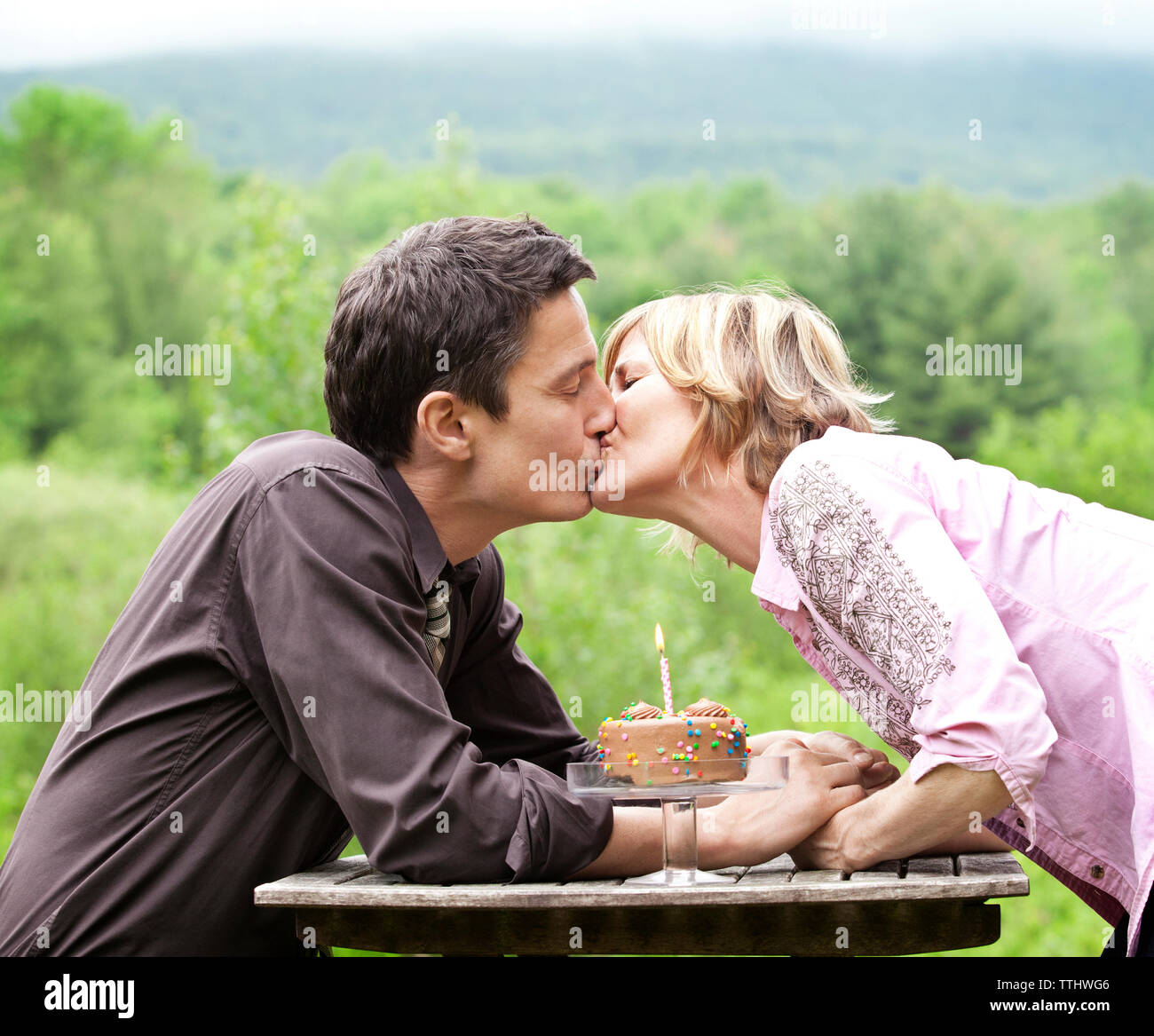 Paar küssen beim feiern Geburtstag Stockfoto