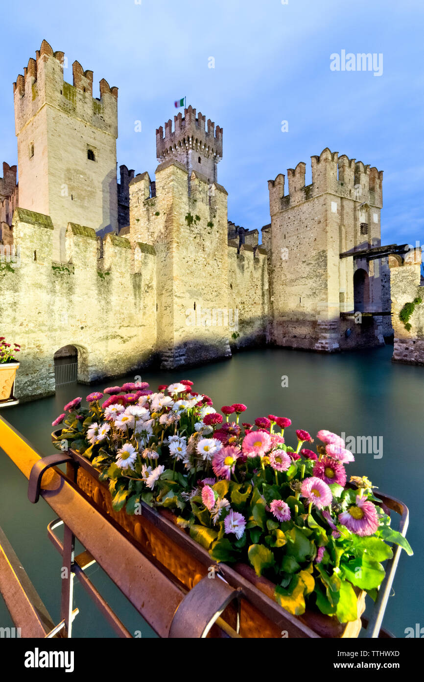 Die Fassade des Schloss Scaligero in Sirmione. Gardasee, Provinz Brescia, Lombardei, Italien, Europa. Stockfoto