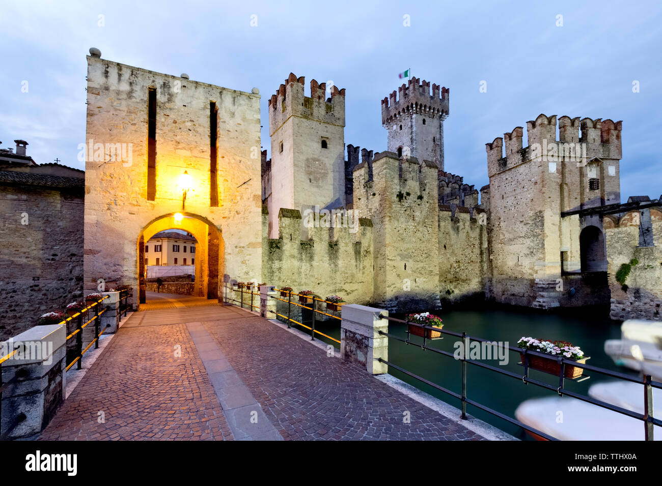 Die Einfahrt zum Schloss Scaligero in Sirmione. Gardasee, Provinz Brescia, Lombardei, Italien, Europa. Stockfoto