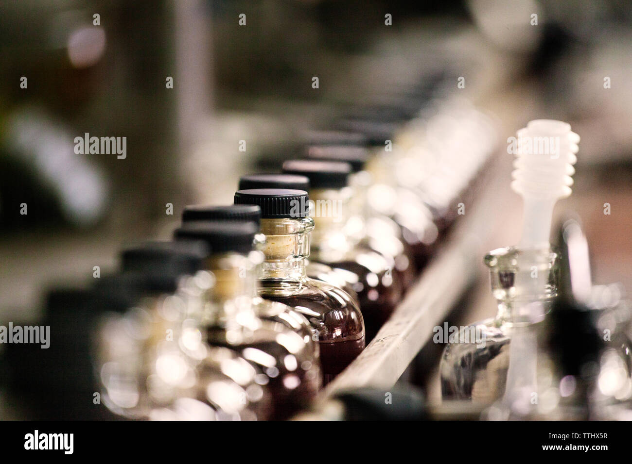 Close-up Whiskey Flaschen in Apfelwein in der Brennerei Stockfoto