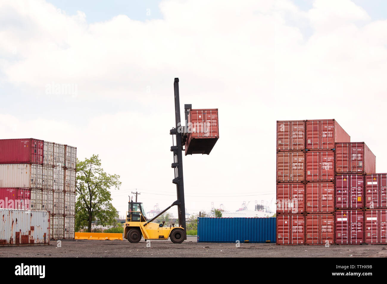 Container Handler Gabelstapler Wird geladen beim das Docks zu LKW